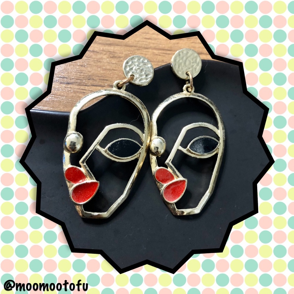 The lip face earrings